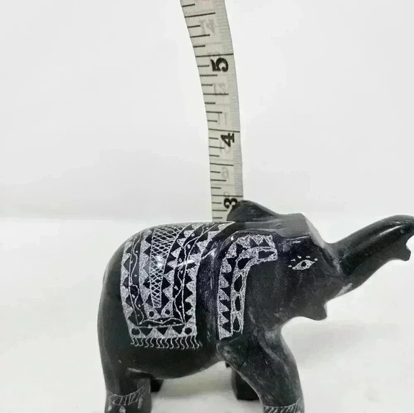 Hand carved elephant - Picture 6 of 6